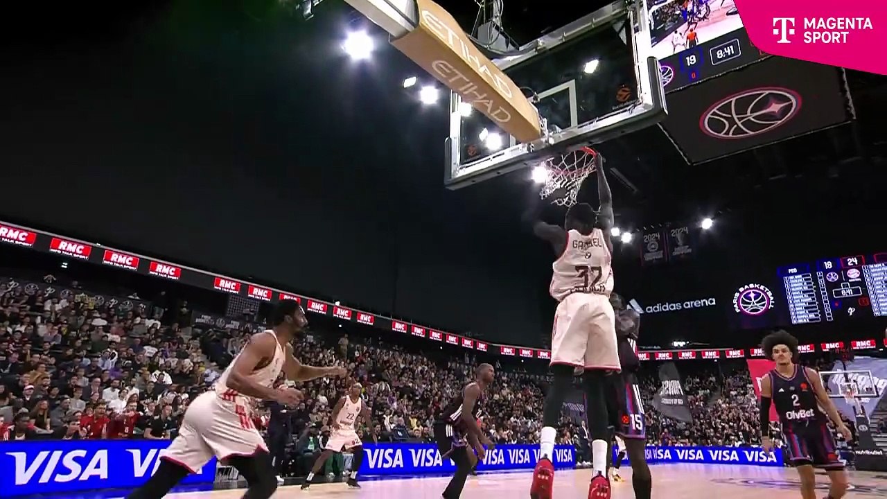 Der Wurf des Jahres? Obst trifft fast von der Mittellinie