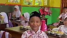 Indonesia yang kuat dimulai dari anak-anak yang sehat. Prabowo berjuang untuk itu dengan memberi