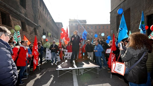 Il video dello sciopero dei dipendenti del Comune di Bologna, il sindaco Lepore sale sul palco in piazza: «Ci metto la faccia»