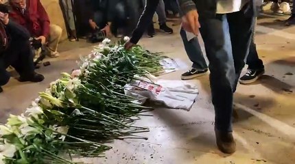 Els familiars de les víctimes deixen flors blanques a l'entrada de les Corts
