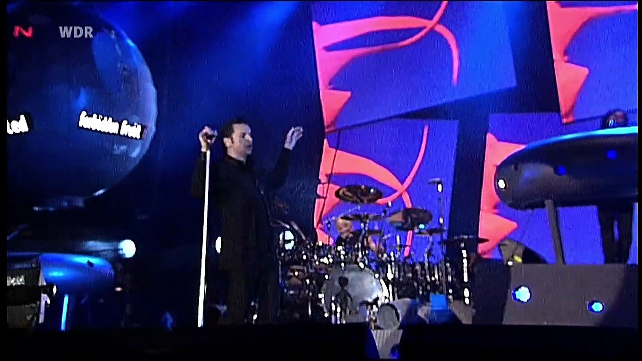 Walking in My Shoes - Depeche Mode (live)