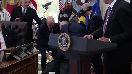 트럼프 발표 도중 참석 제약사 임원 '기절'...행사 중단 소동 / YTN