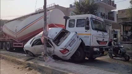 ओवरटेक करते समय कार टैंकर से टकराई, दो गंभीर घायल