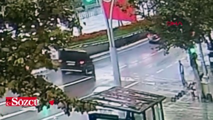 Sultangazi'de yolun karşısına geçerken otomobil çarptı; kaza kamerada