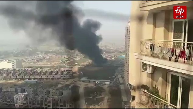 ग्रेटर नोएडा वेस्ट की झुग्गियों में लगी भीषण आग, कई परिवारों का सामान जलकर खाक