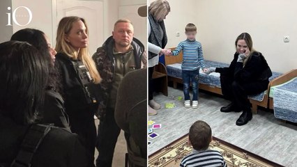 Angelina Jolie visita la città ucraina di Kherson. E il suo autista viene arruolato