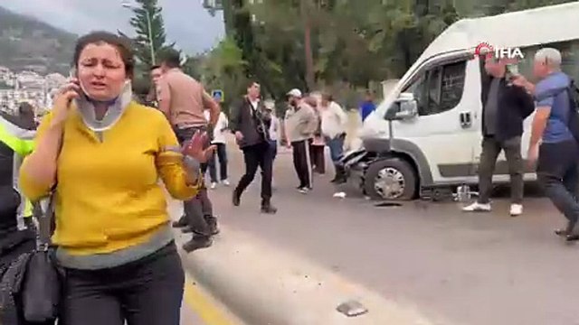 Fethiye\'de Can Pazarı! Freni patlayan kamyon, öğrenci servisine çarptı; 22 Yaralı