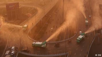 Pakistan: Lahore attempts to tackle smog with mist machines