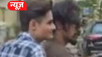 युवक ने स्कूटी पर सांप को किया किस, Video