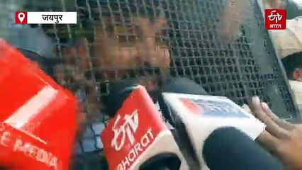 युवा कांग्रेस का हल्ला बोल, बैरिकेड्स पर चढ़कर जताया विरोध, पुलिस ने प्रदर्शनकारियों को हिरासत में लिया