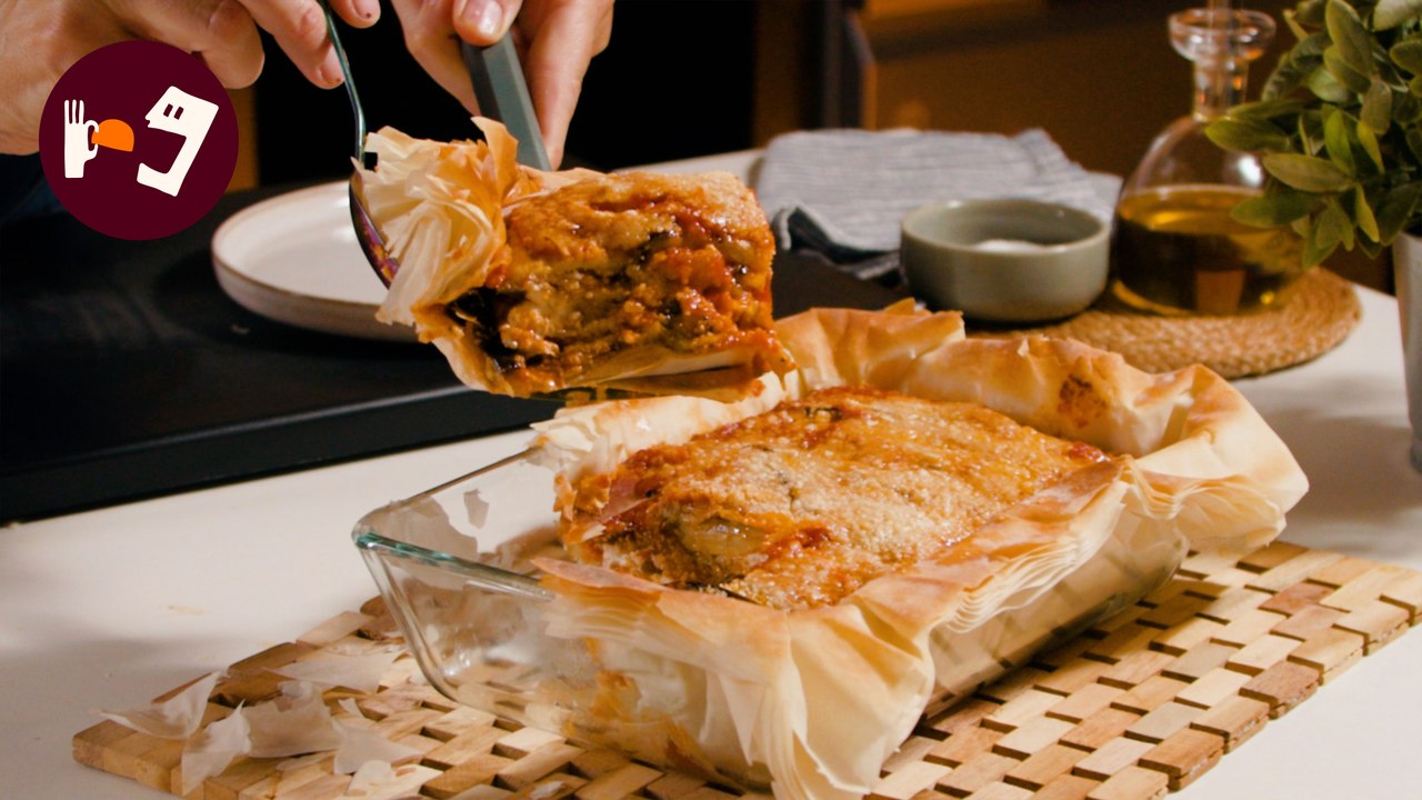 Pastel vegetariano de berenjena y tomate al hor...