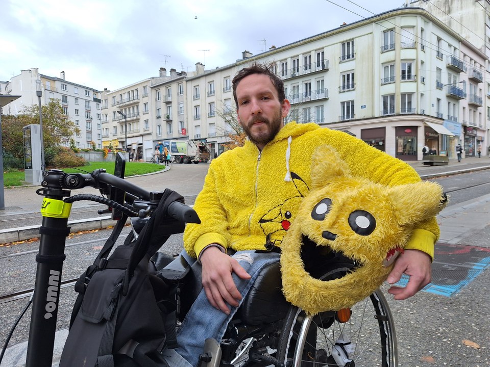 En Bretagne, le Pokémon en fauteuil fait sensation
