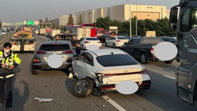 고속도로 달리던 차량 8대 추돌 후 화재...13명 경상 / YTN