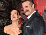 Millie Bobby Brown und David Harbour: Lachend auf rotem Teppich