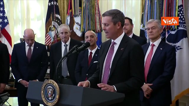 Dirigente casa farmaceutica sviene nello Studio Ovale durante conferenza stampa di Trump