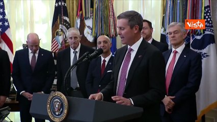 Dirigente casa farmaceutica sviene nello Studio Ovale durante conferenza stampa di Trump