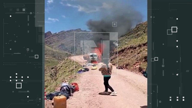 ¡Pasajeros escaparon por las ventanas! Minibús ardió en llamas en la ruta Quillacollo - Independencia