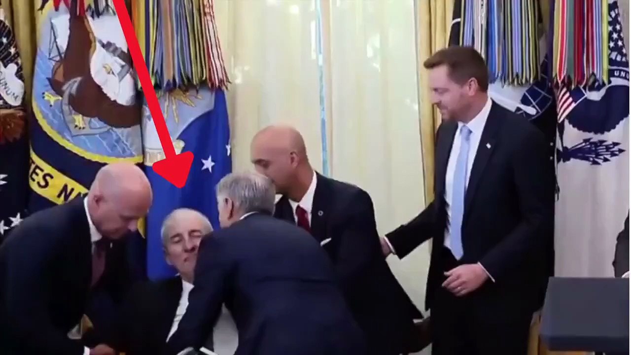 TOTAL PANIC INSIDE THE OVAL OFFICE - MAN FAINTS AS DR. OZ RUSHES TO REVIVE HIM
