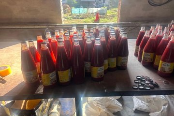 मोहनपुरा में सॉस फैक्ट्री में पकड़ा मिलावटी सॉस, फैक्ट्री में मशीनों को किया सीज