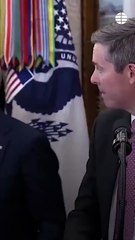 El desmayo de un ejecutivo de la industria farmacéutica durante la comparecencia de Trump.