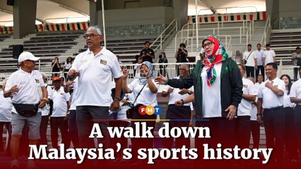 Sporting legends reunite for walk with Pahang Sultan