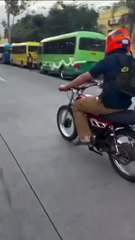 Captan a motociclista haciendo maniobras peligrosas en el bulevar Los Próceres de Tegucigalpa