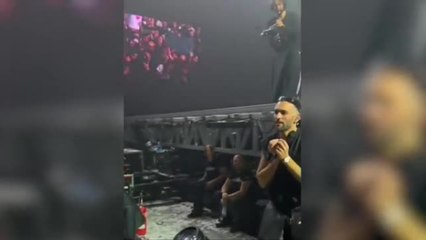 Mengoni vede una neonata in prima fila e «interrompe» il concerto