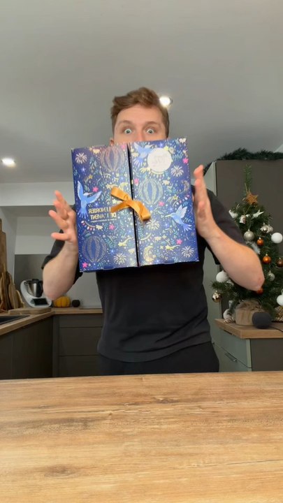 Calendrier de l’avent de madeleines Maison Colibri 😍🎉Entre les coques chocolat blanc, lait ou noir, les saveurs amande, coco, pistache, avec des inclusions poire, framboise ou confiture de lait… c’est juste un rêve 🥰✨