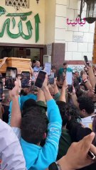 لحظة أداء صلاة الجنازة على والد محمد رمضان