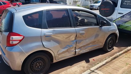 Tracker, Fit e Cronos se envolvem em acidente de trânsito no Bairro Neva, em Cascavel