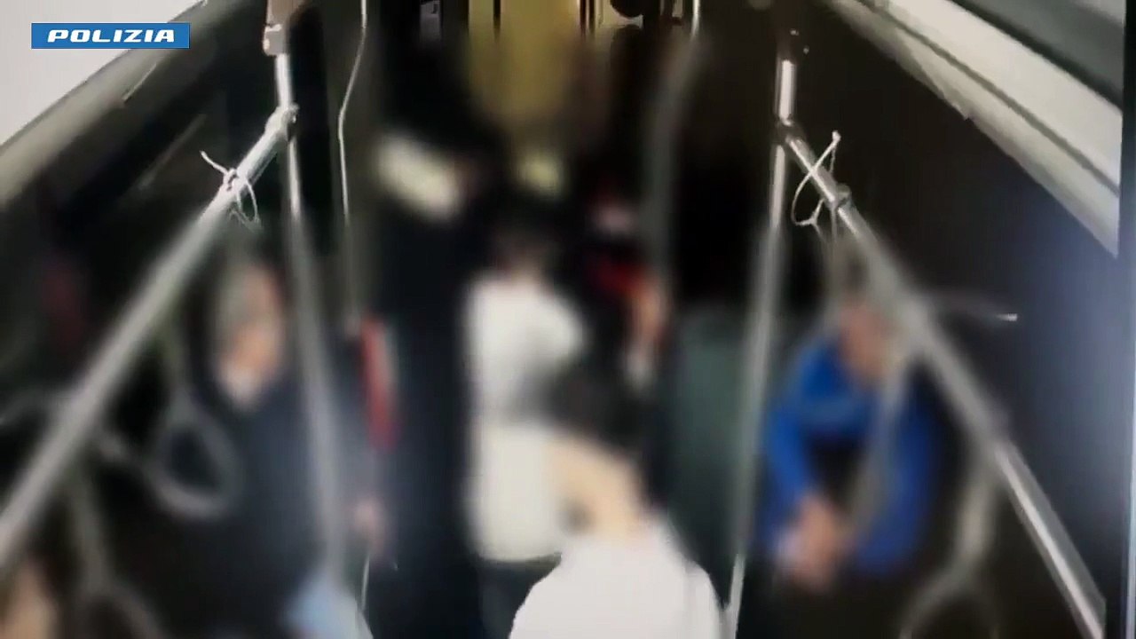 Calci e pugni sull'autobus per rubare un monopattino, arrestati 3 giovani: il video della rapina