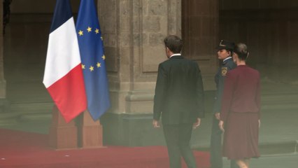 Sheinbaum da la bienvenida al francés Macron en el Palacio Nacional(masculino)