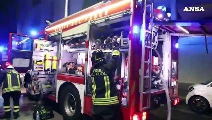 Incendio in un palazzo di 7 piani a Milano, morta una donna