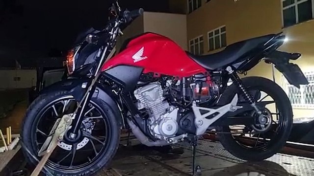 Motocicleta com registro de furto é recuperada pela PM e receptador é levado à Delegacia