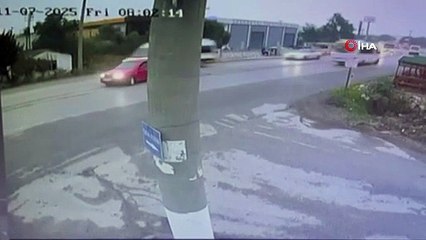 İzmir Kemalpaşa'da feci trafik kazası kamerada: 2 ölü, 4 yaralı
