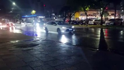 Após temporal na região, chuva acompanhada de raios chega a Cascavel