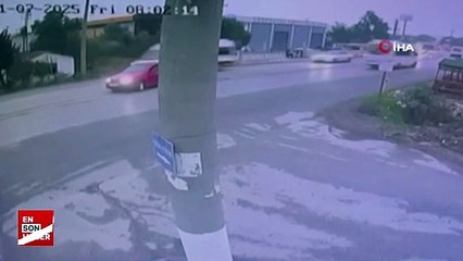 İzmir'de otomobillerin çarpıştığı kazada 2 kişi öldü