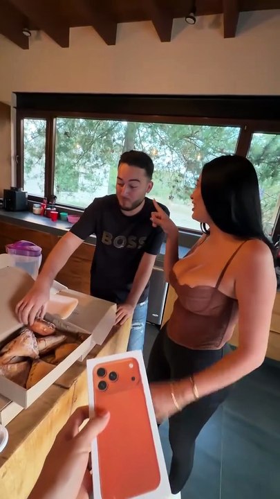 HotSpanish El ultimo en dejar de besar gana un iPhone 17 😱