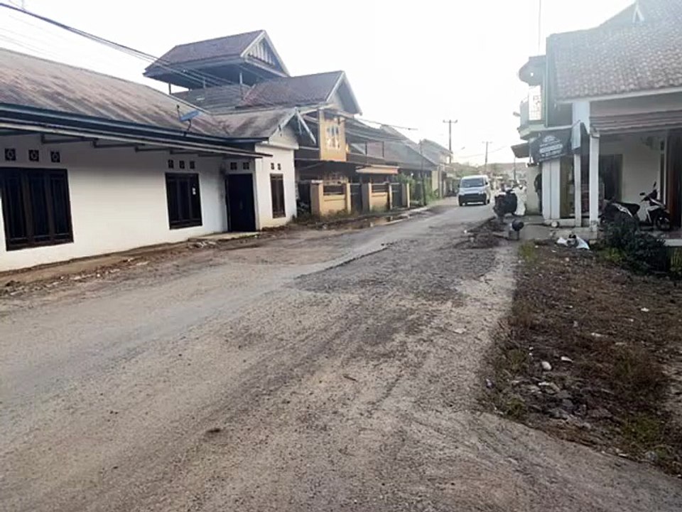 Jalan dari Tahtul Yaman ke Arah Kelurahan Tanjung Johor Rusak