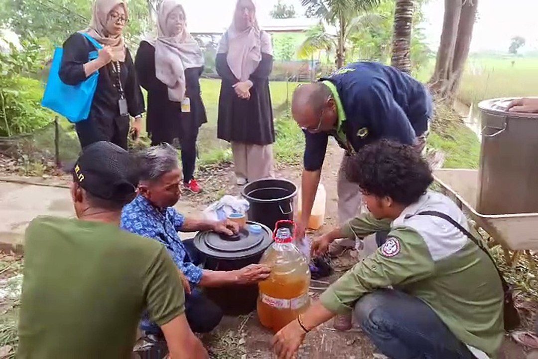 UNSRI Dorong Peternak Sungai Rebo Manfaatkan Ampas Tahu