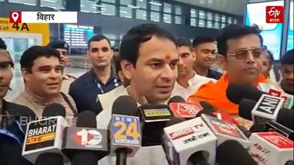 तेज प्रताप और रवि किशन की एयरपोर्ट पर मुलाकात, BJP सांसद ने इशारों में कही बड़ी बात