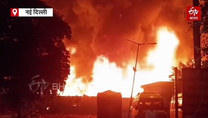 दिल्ली के रिठाला में आग से कोहराम, सैकड़ों झुग्गियां जलकर राख; एक की मौत