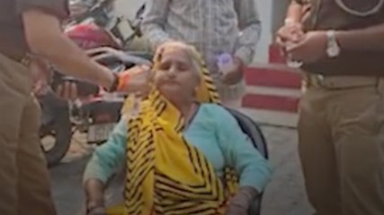 झांसी में बेटों-बहुओं ने बुजुर्ग महिला को पीटा