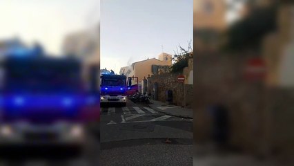 Livorno, incendio in via Bini: l'arrivo dei pompieri
