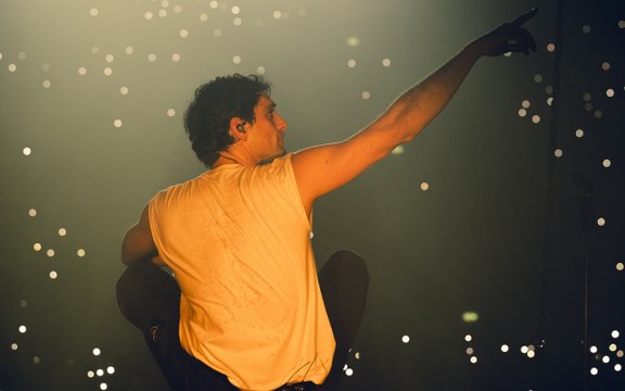 Nel suo concerto Bresh è un capitano emotivo (e ci ricorda quanto è bello appartenere a qualcosa) - Recensione