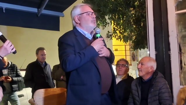 Monte di Procida (NA) -Il Sindaco Scotto di Santolo parla alla gente Il muro di via Panoramica (07.11.25)