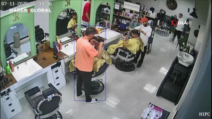 Hatay'daki depremde herkes kaçarken, döner yemeye devam eden adam sosyal medyayı salladı