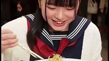 大食い女子高生がラーメンをペロリ