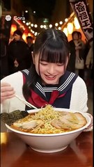 大食い女子高生がラーメンをペロリ