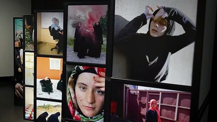 Ausstellung "Close Enough" in Berlin: Wie nah ist für 12 Fotografinnen nah genug?